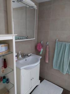 een badkamer met een wastafel en een spiegel bij Guest room in Uppsala