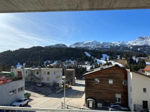 Blick auf eine Stadt mit schneebedeckten Bergen in der Unterkunft 2 Zimmer Wohnung in Lenzerheide