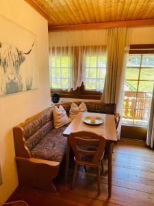ein Wohnzimmer mit einem Sofa und einem Tisch in der Unterkunft Haus Stabentheiner in Birnbaum