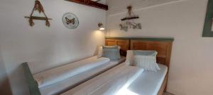 Zimmer mit 2 Betten in einem Zimmer in der Unterkunft Apartmány Javorek in Sněžné