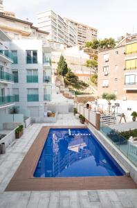 a swimming pool on the roof of a building at Moderno y bonito apartamento en primera linea de playa de poniente in Benidorm