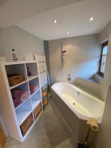bagno con ampia vasca e lavandino di Haus Stabentheiner a Birnbaum