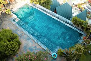 an overhead view of a large swimming pool at Roses Villa Tam Dao - Venuestay in Tam Ðảo