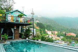 a hotel swimming pool with a view of a mountain at Roses Villa Tam Dao - Venuestay in Tam Ðảo