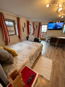 una camera con un grande letto e un soggiorno di Haus Stabentheiner a Birnbaum