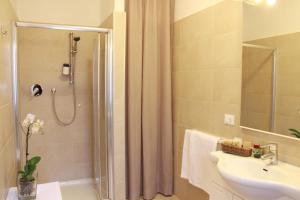 uma casa de banho com um chuveiro e um lavatório. em Residenza Giacomuzzi em Mestre