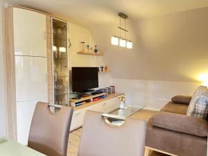 Televiisor ja/või meelelahutuskeskus majutusasutuses Peedy's luxuriöse 60m² Wohnung mit Balkonterrasse