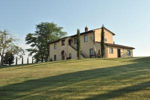 una casa grande en la cima de una colina con césped en Via della Stella, en Valiano