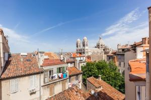 uma vista dos telhados de edifícios de uma cidade em Borsalino em Marselha
