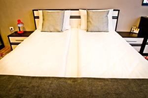 A bed or beds in a room at Sunflower Apartment City Center