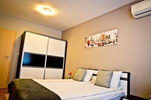 A bed or beds in a room at Sunflower Apartment City Center