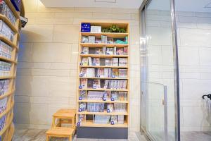 una estantería llena de libros en una tienda en QuintessaHotel TokyoHaneda Comic&Books, en Tokio