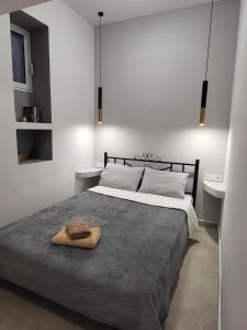 una camera da letto con un letto e un asciugamano sopra di Evangelia's Cozy House a Ermoupoli