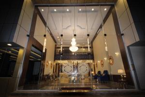 Az̧ Z̧afīrSuit los的大堂,在大楼的墙上挂有两个钟