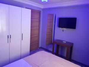 TV a/nebo společenská místnost v ubytování EYFEL HOTEL