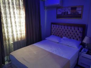 Postel nebo postele na pokoji v ubytování EYFEL HOTEL