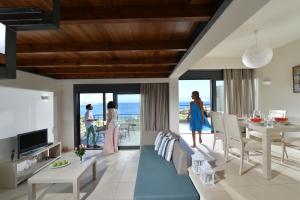 sala de estar con vistas al océano en Elounda Olea Villas And Apartments en Eloúnda