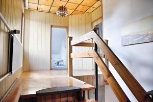a room with a wooden staircase and a stair case at oberes Apartment Ostseeferienhaus in Mönkebude