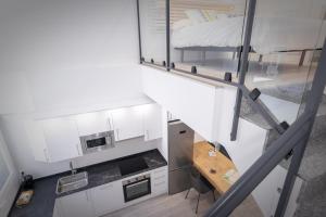 - une petite cuisine et un lit dans une chambre dans l'établissement Apartamentos Soria Suites, à Soria