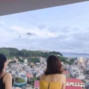 Due donne che guardano fuori dalla finestra di una città di Song Kieu Hotel a Ha Long