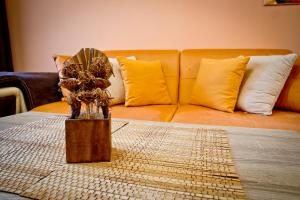 A seating area at Sunflower Apartment City Center