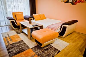 A seating area at Sunflower Apartment City Center