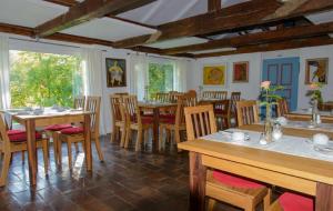 uma sala de jantar com mesas e cadeiras de madeira em Hotel Frankenschleif em Waldmünchen