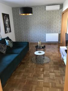 een woonkamer met een bank en een tafel bij Villa lavanda in Lovinac +63 foto's