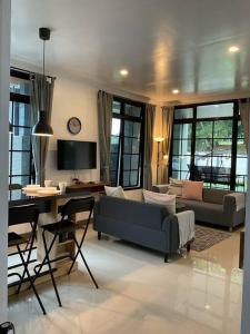 - un salon avec un canapé et une table dans l'établissement Hidden Hill Villa Kota Bunga by Citrus House, à Cipanas