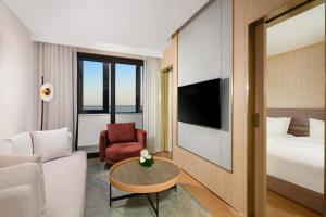 上海的住宿－临港东缦国际公寓，酒店客房配有床、沙发和桌子。