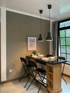 - une salle à manger avec une table et des chaises dans l'établissement Hidden Hill Villa Kota Bunga by Citrus House, à Cipanas
