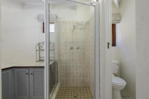 uma casa de banho com um chuveiro e um WC. em San Lameer Villa 1901 - 3 Bedroom Superior - 6 pax - San Lameer Rental Agency em Southbroom