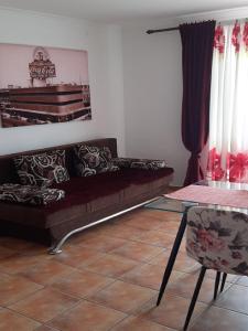 sala de estar con sofá y mesa en Apartments Snjezana, en Rab