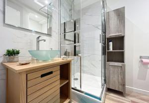 un bagno con lavandino e doccia in vetro di Le Mimont - Hyper Centre - Lumineux - Spacieux a Cannes Altre 14 foto