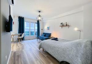 una camera da letto con un letto e un soggiorno di Le Mimont - Hyper Centre - Lumineux - Spacieux a Cannes