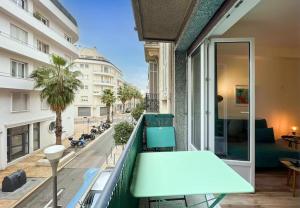balcone con tavolo e vista sulla strada di Le Mimont - Hyper Centre - Lumineux - Spacieux a Cannes