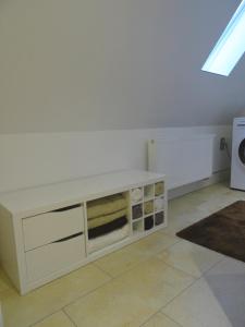 eine Küche mit einer weißen Arbeitsplatte in einem Zimmer in der Unterkunft New Business Apartment with Flair in Hersbruck