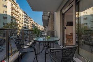 Antigonidon Square tesisinde bir balkon veya teras