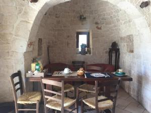 una sala da pranzo con tavolo e sedie di Gasphouse a Castellana Grotte