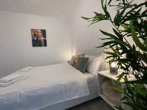 En eller flere senge i et værelse på Luxury Apartment