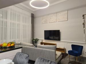 TV a/nebo společenská místnost v ubytování Bartók Classic Apartment