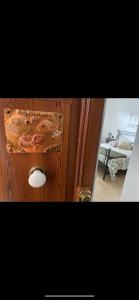 uma porta de madeira com uma gaveta com óculos em Il Nido da Chiara em La Spezia