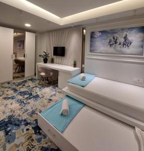Cette chambre comprend un lit et un bureau. dans l'établissement Apartments Jordan Luxury, à Gevgelija