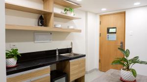 O bucătărie sau chicinetă la The Grid Co-Living Managed by HII