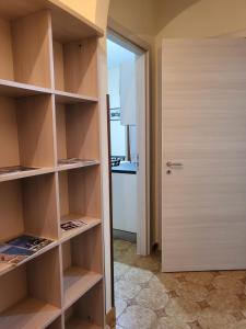 una habitación con estanterías de madera y una puerta en Casa da Carmine a Tursi, en Tursi