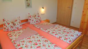 سرير أو أسرّة في غرفة في Ferienwohnung Zum Wiham