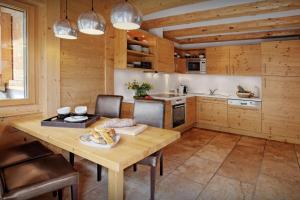 ラ・クリュサにあるChalet Timan - OVO Networkのキッチン(木製のテーブル、椅子付)