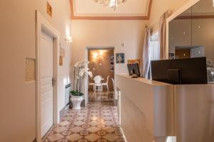 um corredor com uma recepção e um corredor com uma sala de jantar em Palazzo Arco Cadura & Spa em Galatina