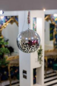 een discobal hangend aan het plafond in een kamer bij Luxury Mirror Party Pad with 4 Bedrooms! Silent Disco Package included in Liverpool