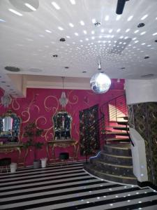 Fotografie z fotogalerie ubytování Luxury Mirror Party Pad with 4 Bedrooms! v destinaci Liverpool